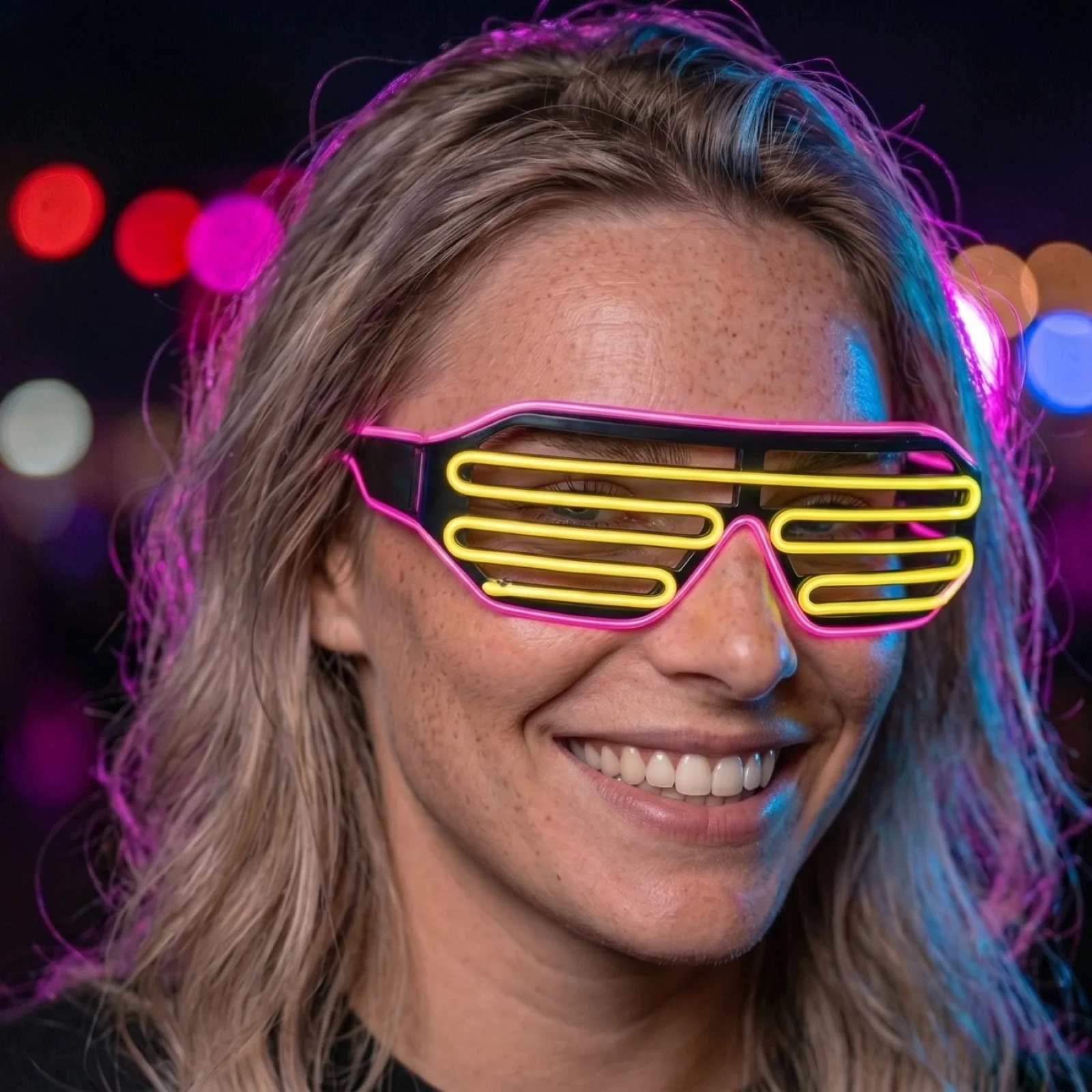 Model draagt Multicolor LED Feestbril Roze-Geel